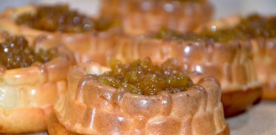 Cestas de postre con relleno de frutas y bayas