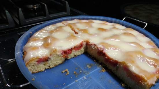 Torta di prugne con ripieno di panna acida