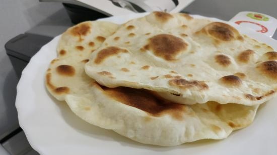 Flatbreads สำหรับอาหารจานหลักเช่นแกงกะหรี่เคบับเคบับคอฟต้า (อาหรับทอดกับเครื่องเทศ)