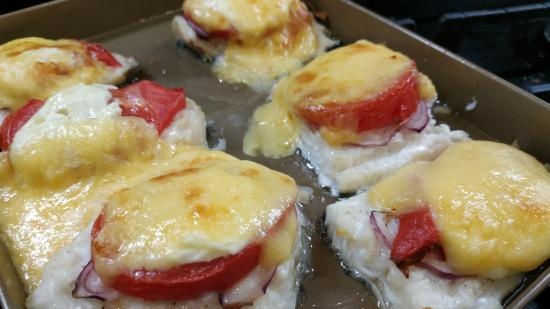 Bacalao a la plancha con tomate y capa de cebolla y queso Ninja