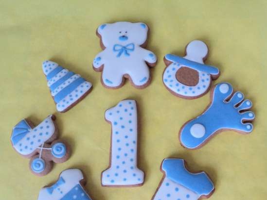 We decorate gingerbread cookies, cookies