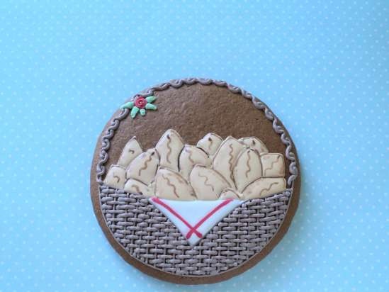 We decorate gingerbread cookies, cookies