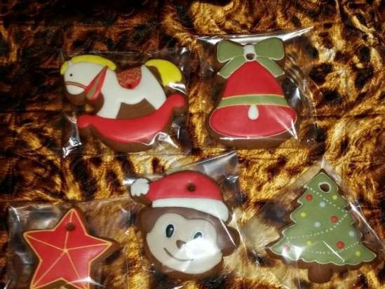 We decorate gingerbread cookies, cookies