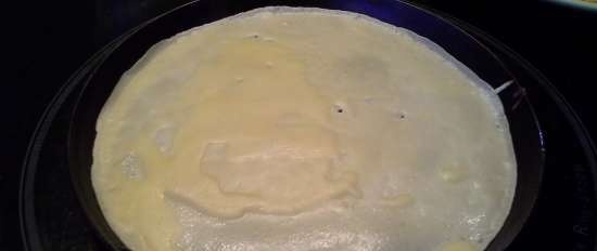 Ang mga pancake ay pinalamanan ng keso sa maliit na bahay