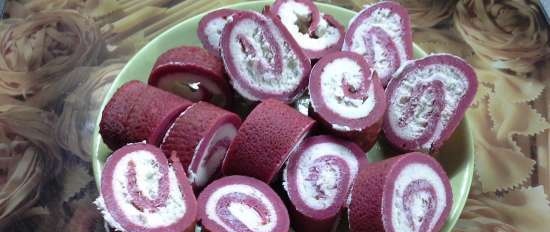 Ang mga beetroot na rolyo ay may keso na curd