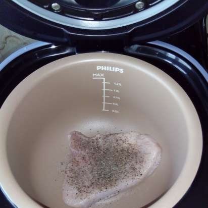 Costella de gall dindi natural en una col·lecció multicooker Philips HD3060 / 03 Avance