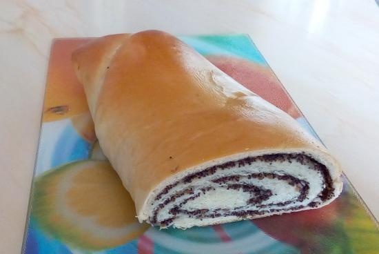 Roll con semi di papavero, noci e uvetta