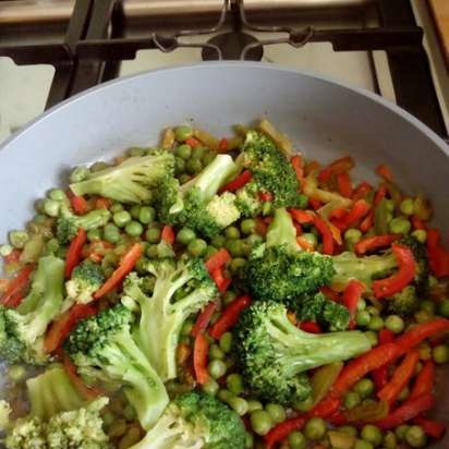 Pastel con brócoli, pimientos morrones y guisantes (multicocina Toshiba RS-18NMFR)