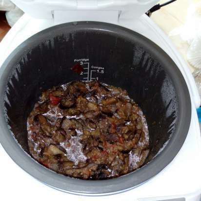 Nilagang talong kasama si Antonovka (multicooker Toshiba RS-18NMFR)