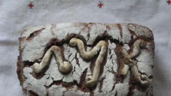 Zwart brood met roggezuurdesem en mout