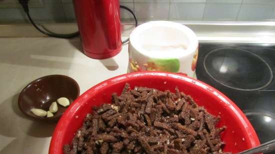 Brown bread croutons with garlic