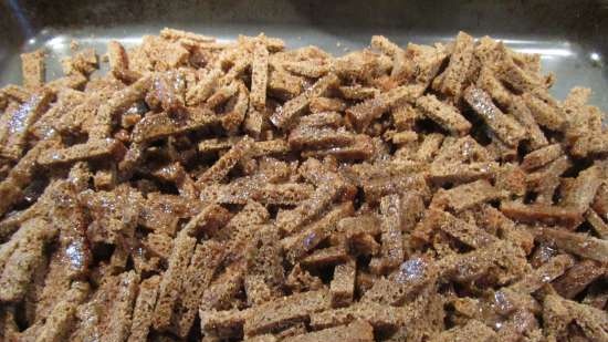 Brown bread croutons with garlic