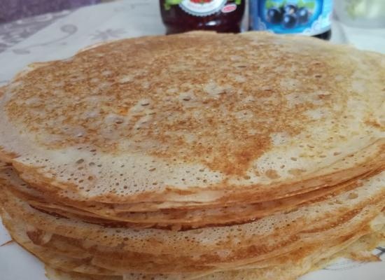 Bánh kếp nhân trứng với kefir