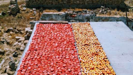 Zongedroogde tomaten in de oven in geurige olie (koken en inblikken)