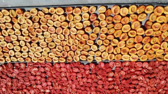 Tomàquets secs al forn amb oli perfumat (cocció i conserva)