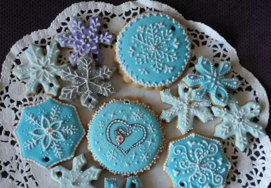 We decorate gingerbread cookies, cookies