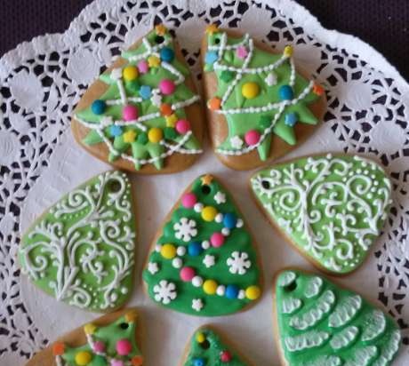 We decorate gingerbread cookies, cookies