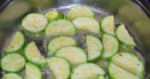 Milfey caldo con zucchine caramellate e formaggio bianco