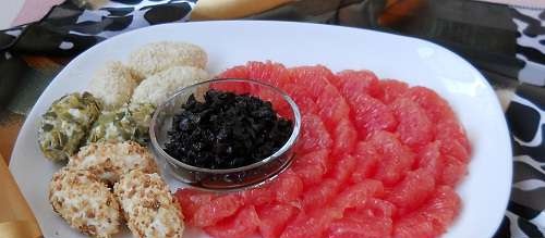 Crocchette di formaggio con pompelmo e marmellata di olive