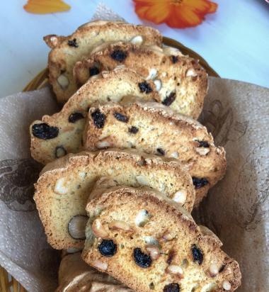 Protein biscotti with nuts