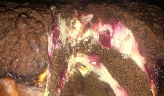 Brownie con requesón y grosella roja