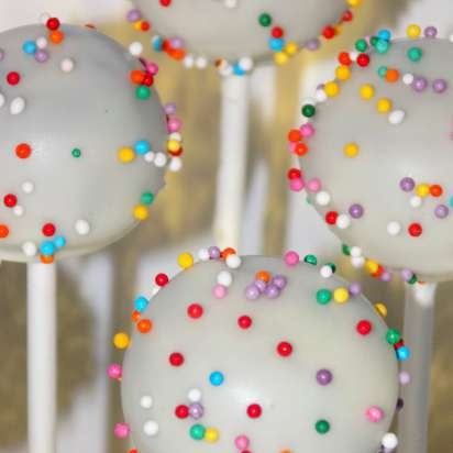 Mga Cake Pops at Cake ball