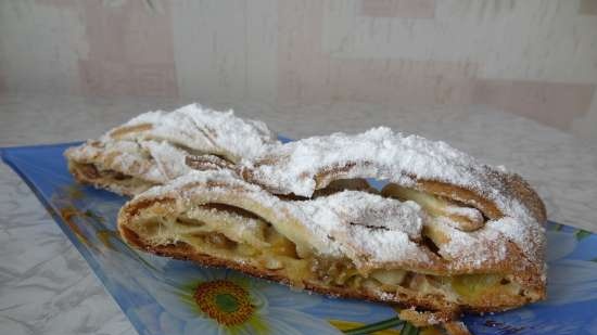 Semplice treccia di sfoglia ripiena di mele, uvetta, noci e frutti di bosco