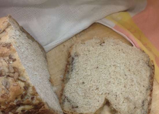 Wheat-rye na tinapay na may pinaghalong butil na Gourmet