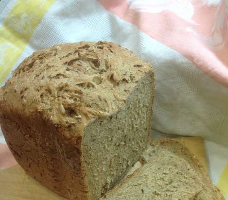 Wheat-rye na tinapay na may pinaghalong butil na Gourmet