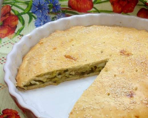 Torta di panna acida con cipolle verdi e uova