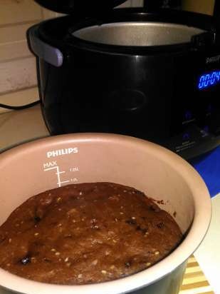 Tea and plum cake in a multicooker Philips HD3060