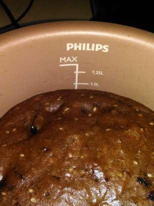 Tea and plum cake in a multicooker Philips HD3060