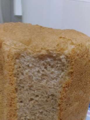 Pane bianco quotidiano con lievito vivo / pressato in una macchina per il pane Panasonic SD-2500