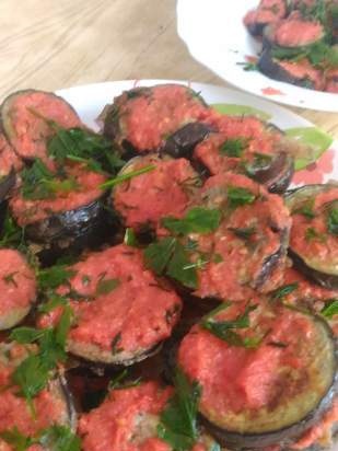 Gebakken aubergine met pikante saus