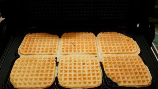 Bananenwafels in een elektrisch wafelijzer GF-040 Waffle-Grill-Toast