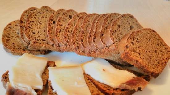 Pane di segale a lievitazione naturale in una macchina per il pane