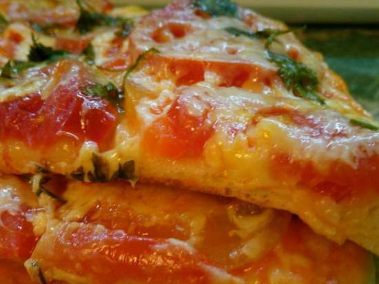 Pizza lievitata sottile su una grande