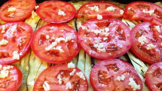 Pechuga de pollo al horno en berenjena con tomates