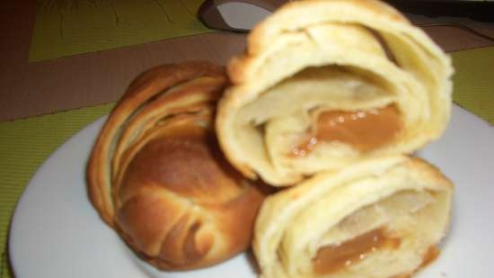 Buns with boiled condensed milk