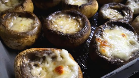 Champignons coapte cu suluguni în stil georgian