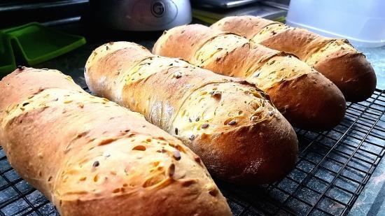 Pa de baguette Multigrain, elaborat amb un cultiu de massa fermentada al 50% d'humitat