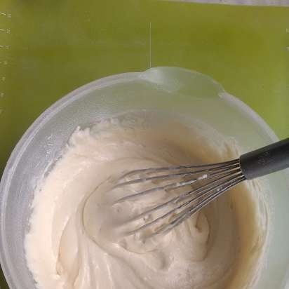 Pastel de frutas con masa de crema agria