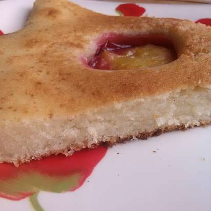 Pastel de frutas con masa de crema agria