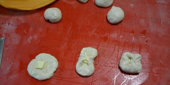 Bollos de mantequilla envueltos en sakarudos