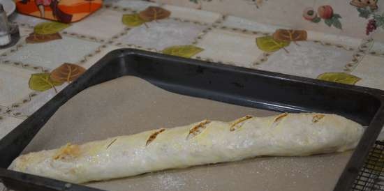 Strudel with plum and walnut