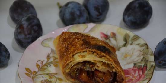 Strudel with plum and walnut