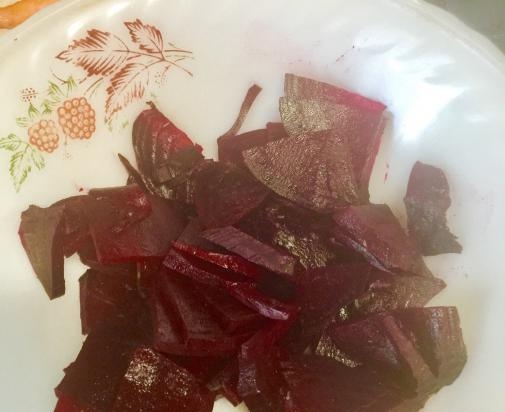 Salad na "Aking kapritso" na may peras at beetroot