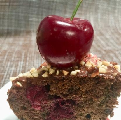 Torta al cioccolato con ciliegie senza farina e zucchero