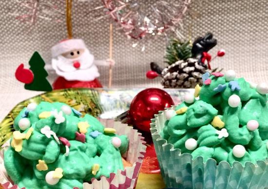 Magaan na cupcake na "Mga Christmas tree"