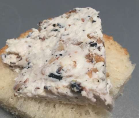 Formaggio fresco con noci e fieno greco